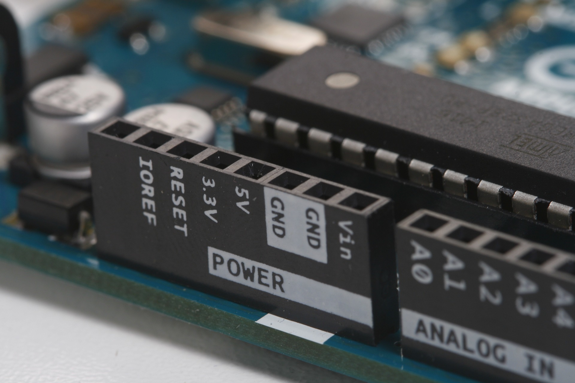 Microcontrollers vs. Microprocessors: Differences explained in Simple Words